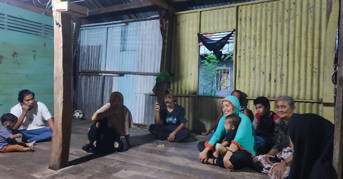 A group of Polewali villagers learning about TCD outdoors.