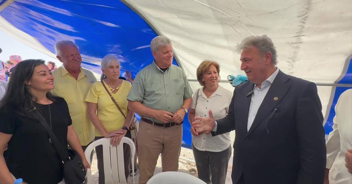 A group of Turkish citizens talking to their mayor.