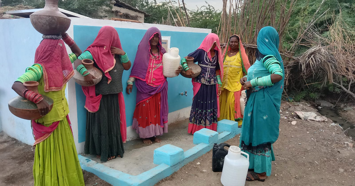 Pakistan women conversing at the water tank station.
