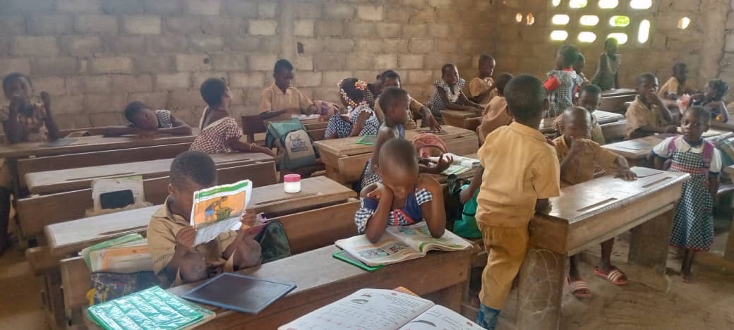 A large classroom of Attakassikro children.