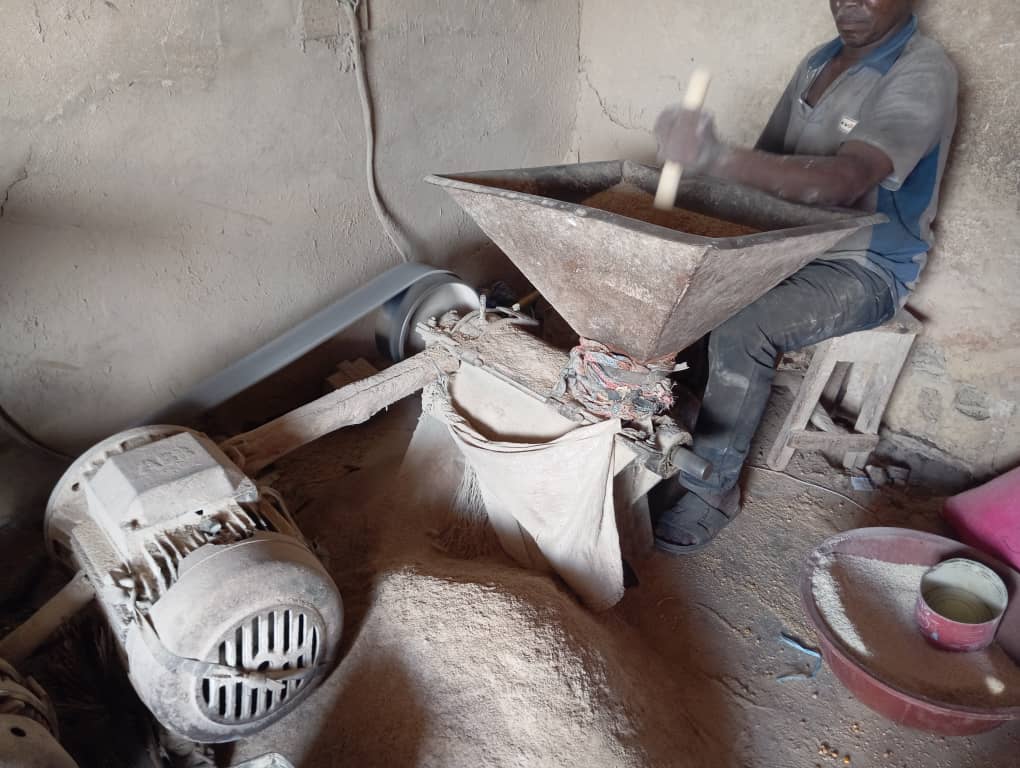 An Effaoho villager at work with their grinding machine,