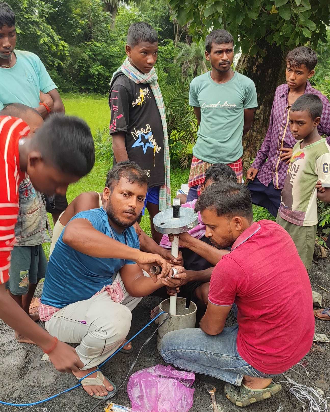 A small group of Baromasia villages installing a motor for their pump.