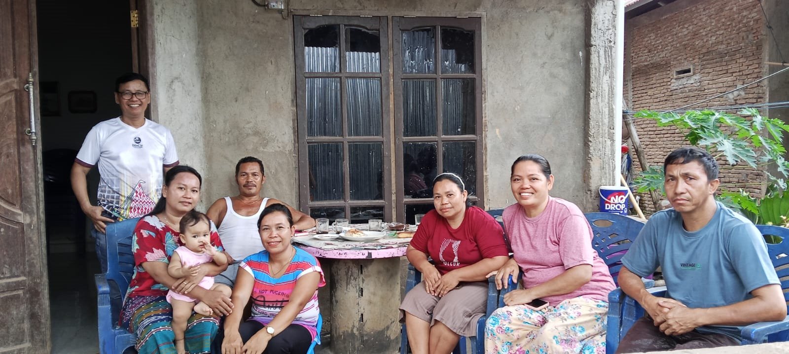 A small group photo of GHNI workers and Mawa committee members.