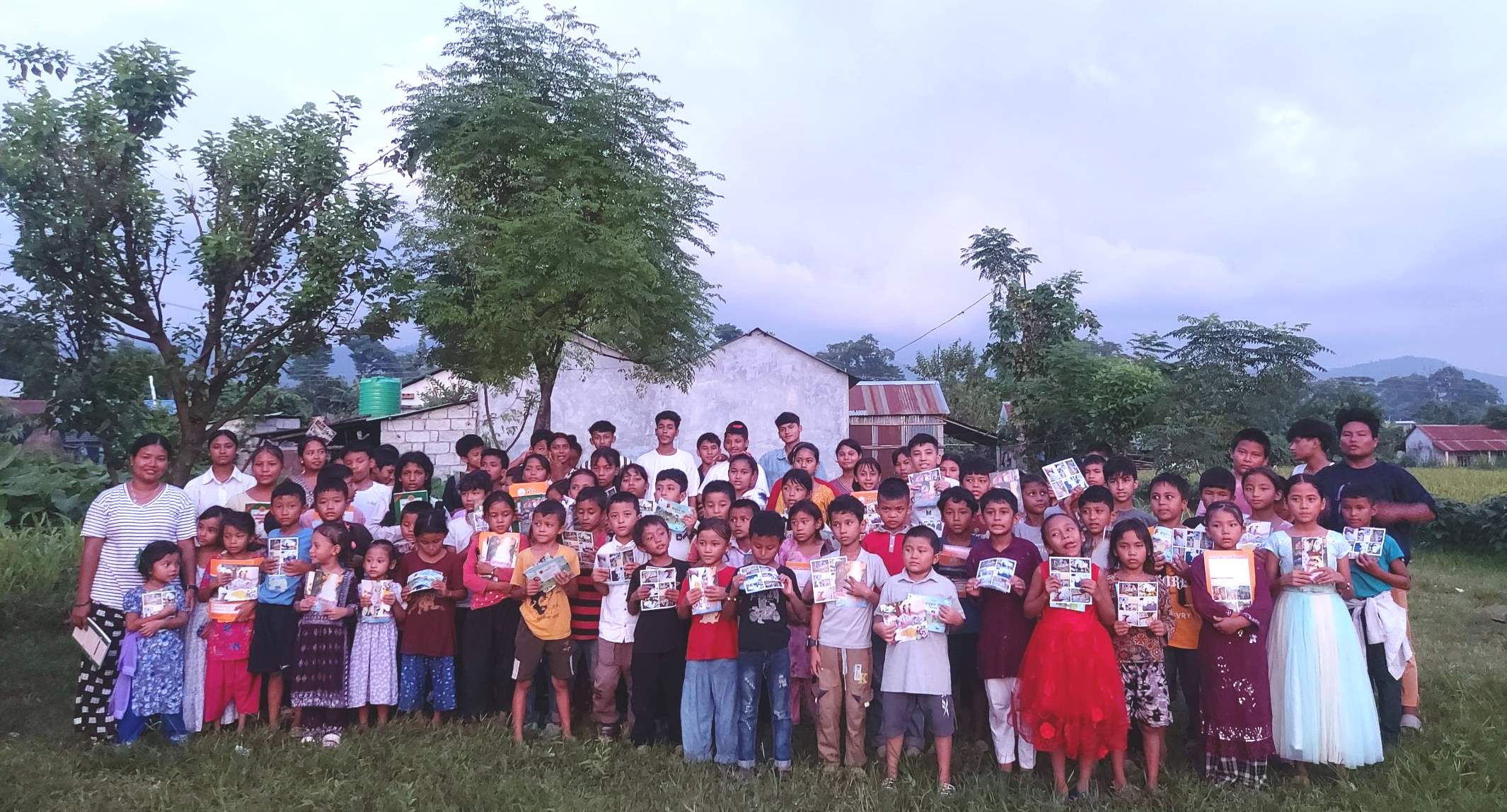 A large group photo of the Dhedauli children.