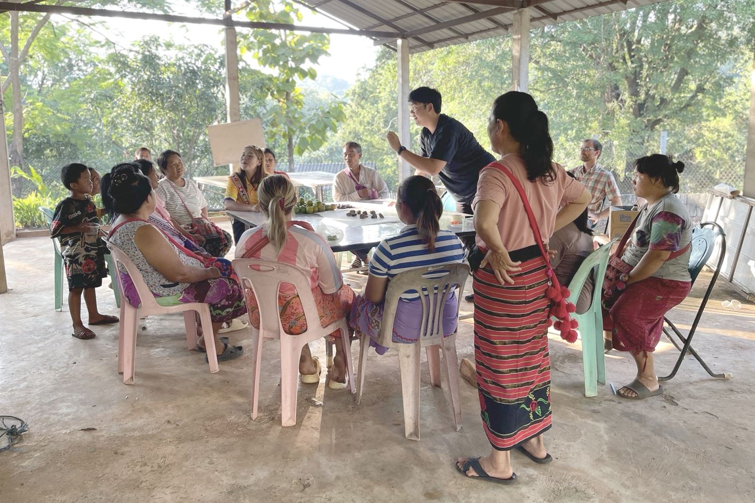 A rountable Ratchaboot community meeting happening.