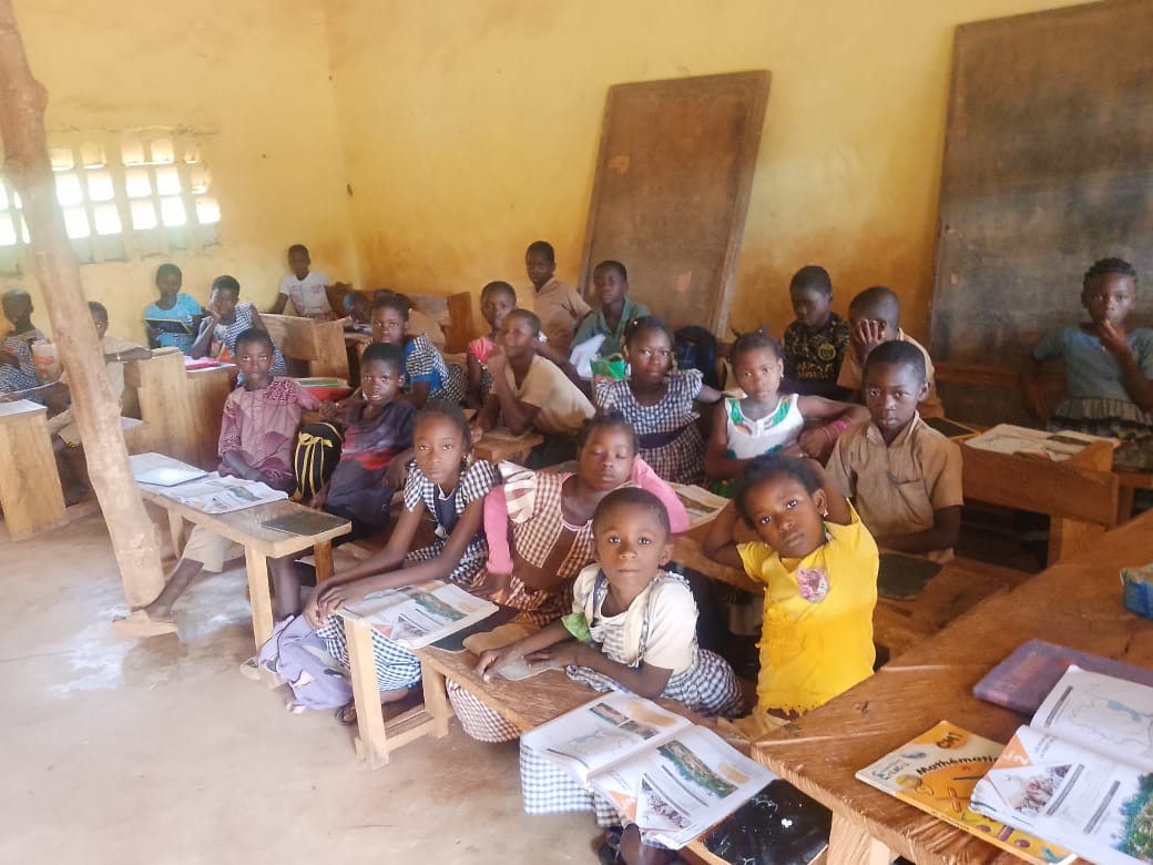A room full of Attakasikoro Village children during class.